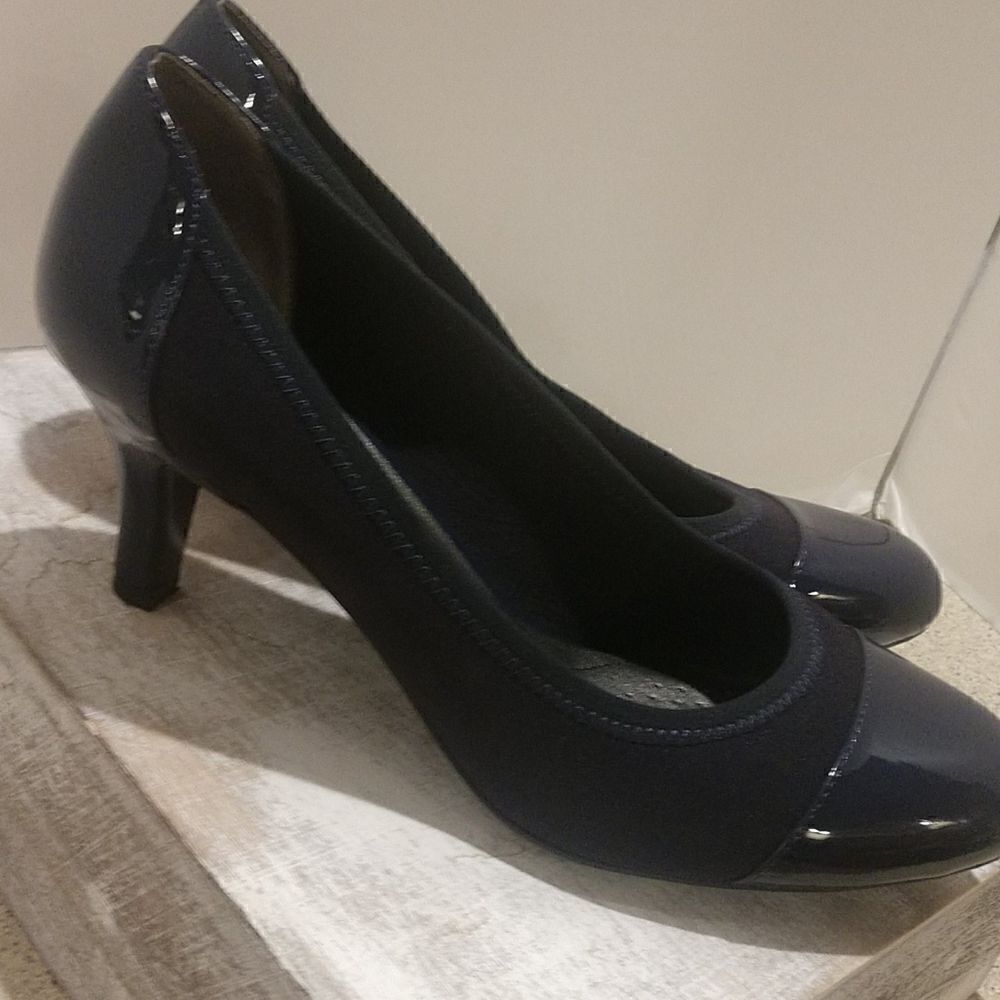 👍 Size 10 WIDE Navy Cap Toe Heels.   A11